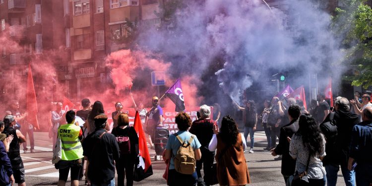 Masiva manifestación  por el 1º de mayo de los sindicatos de clase