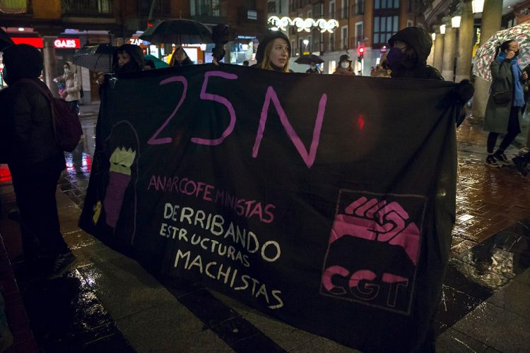 Cientos de personas han secundado este 25 N la manifestación convocada por el Bloque Crítico Feminista