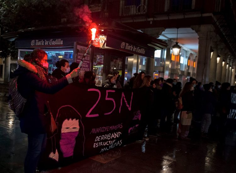 Cientos de personas han secundado este 25 N la manifestación convocada por el Bloque Crítico Feminista