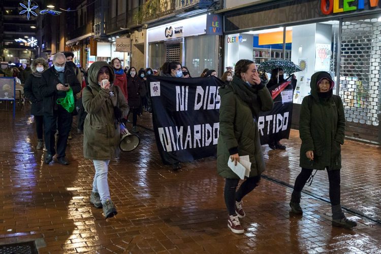 Cientos de personas han secundado este 25 N la manifestación convocada por el Bloque Crítico Feminista