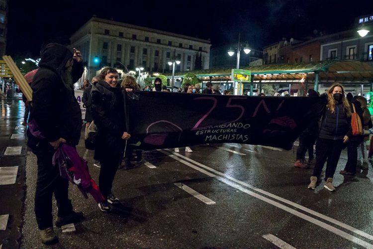 Cientos de personas han secundado este 25 N la manifestación convocada por el Bloque Crítico Feminista