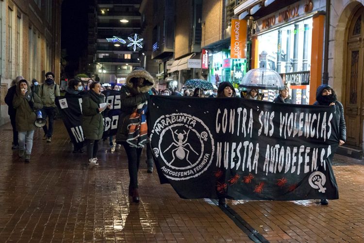 Cientos de personas han secundado este 25 N la manifestación convocada por el Bloque Crítico Feminista