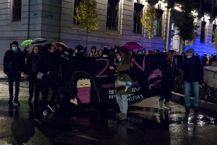 Cientos de personas han secundado este 25 N la manifestación convocada por el Bloque Crítico Feminista