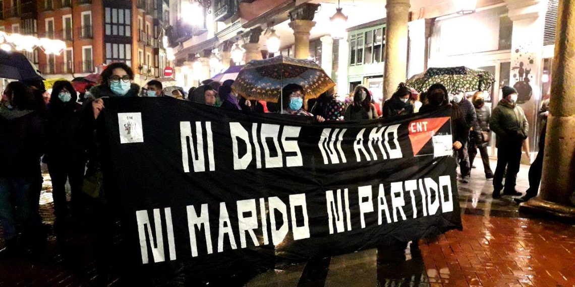 Cientos de personas han secundado este 25 N la manifestación convocada por el Bloque Crítico Feminista