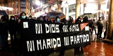 Cientos de personas han secundado este 25 N la manifestación convocada por el Bloque Crítico Feminista