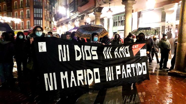 Cientos de personas han secundado este 25 N la manifestación convocada por el Bloque Crítico Feminista