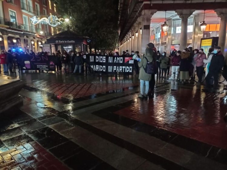 Cientos de personas han secundado este 25 N la manifestación convocada por el Bloque Crítico Feminista