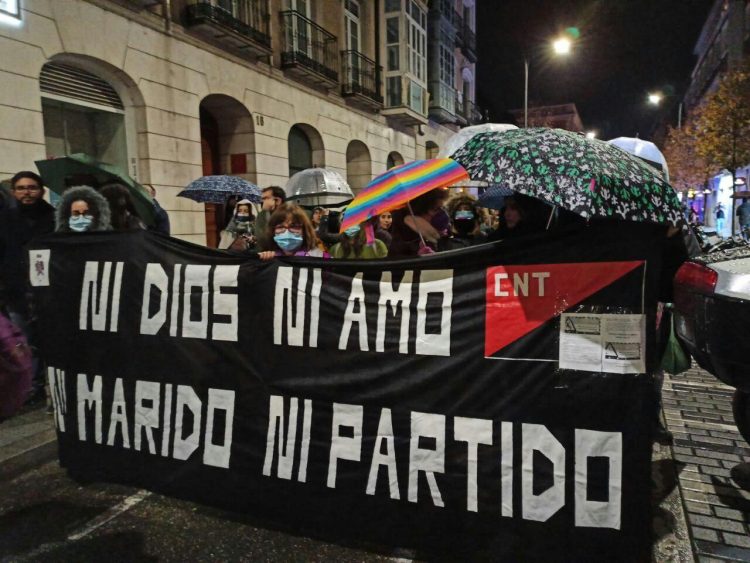 Cientos de personas han secundado este 25 N la manifestación convocada por el Bloque Crítico Feminista