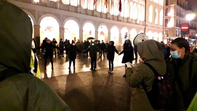 Cientos de personas han secundado este 25 N la manifestación convocada por el Bloque Crítico Feminista