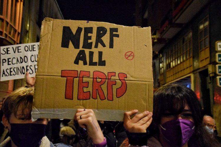 Más de un millar de personas ha apoyado la convocatoria de manifestación del Bloque Crítico Feminista