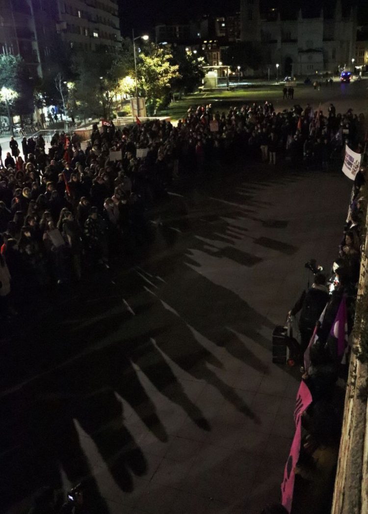 Más de un millar de personas ha apoyado la convocatoria de manifestación del Bloque Crítico Feminista