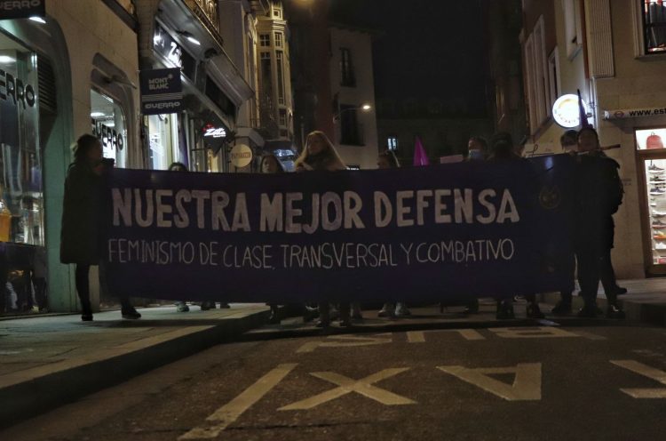 Más de un millar de personas ha apoyado la convocatoria de manifestación del Bloque Crítico Feminista