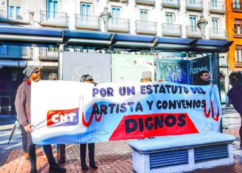 Protesta de los trabajadores de figuración durante la entrega de los Goya 2024