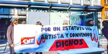 Protesta de los trabajadores de figuración durante la entrega de los Goya 2024