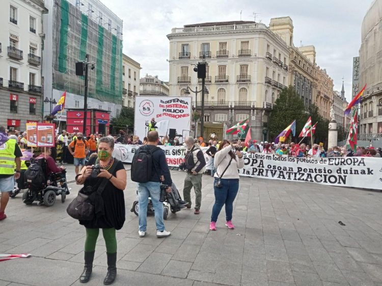 Crónica de la manifestación del 16 de octubre, de la Caja de las pensiones lo que nos sobran son ladrones