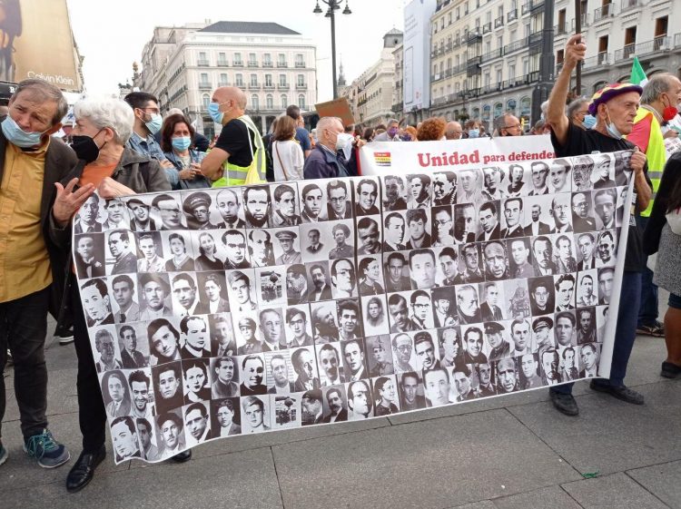 Crónica de la manifestación del 16 de octubre, de la Caja de las pensiones lo que nos sobran son ladrones