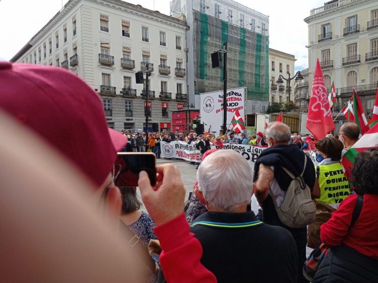 Crónica de la manifestación del 16 de octubre, de la Caja de las pensiones lo que nos sobran son ladrones