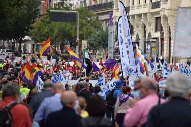Crónica de la manifestación del 16 de octubre, de la Caja de las pensiones lo que nos sobran son ladrones
