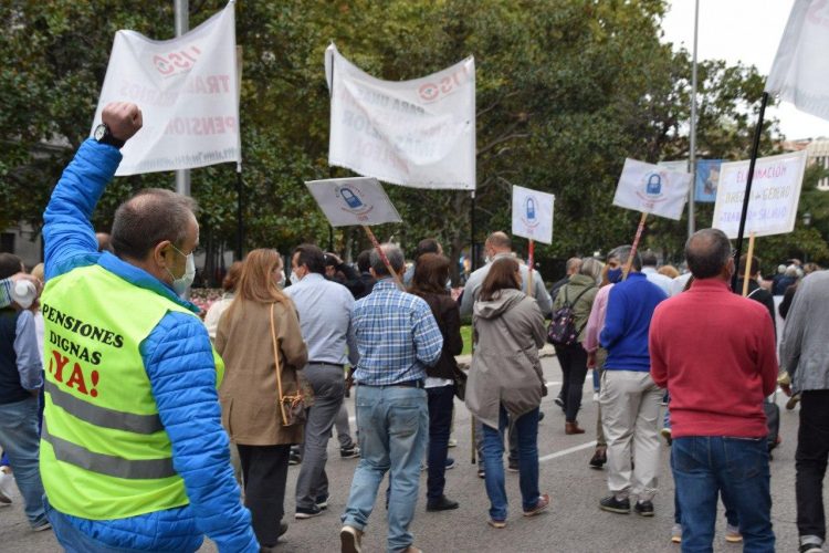 Crónica de la manifestación del 16 de octubre, de la Caja de las pensiones lo que nos sobran son ladrones