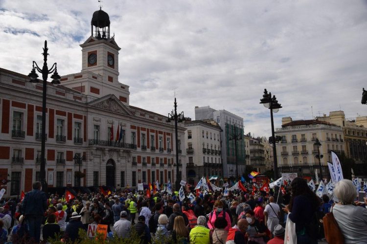 Crónica de la manifestación del 16 de octubre, de la Caja de las pensiones lo que nos sobran son ladrones