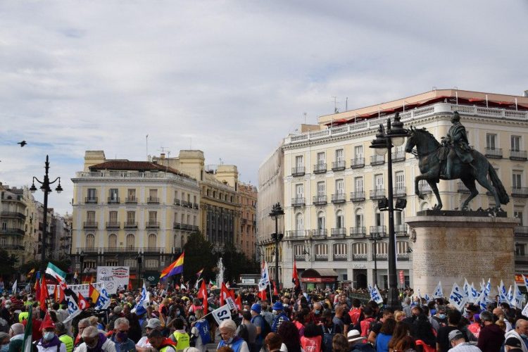 Crónica de la manifestación del 16 de octubre, de la Caja de las pensiones lo que nos sobran son ladrones