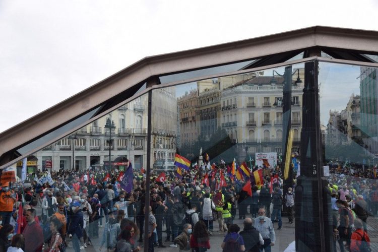 Crónica de la manifestación del 16 de octubre, de la Caja de las pensiones lo que nos sobran son ladrones