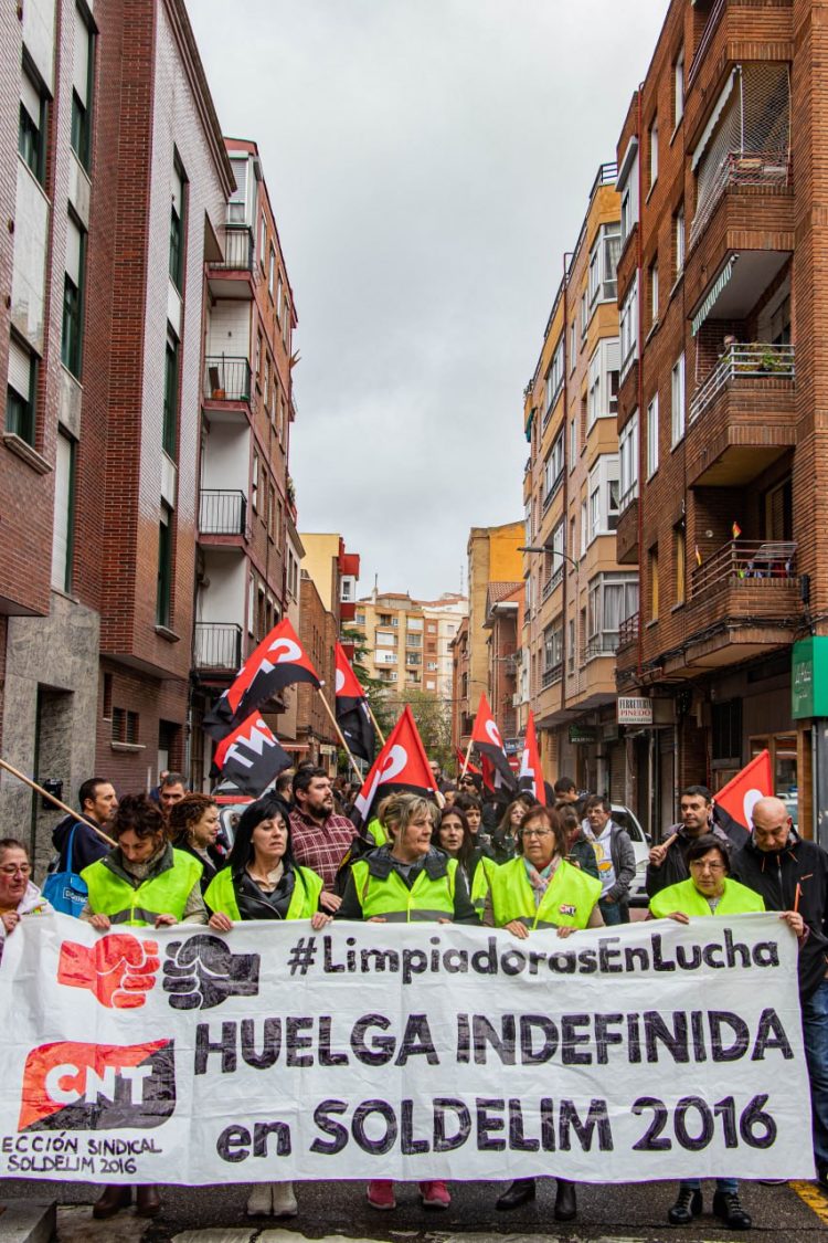 CNT se manifiesta en las Delicias en favor las limpiadoras en huelga de SOLDELIM 2016
