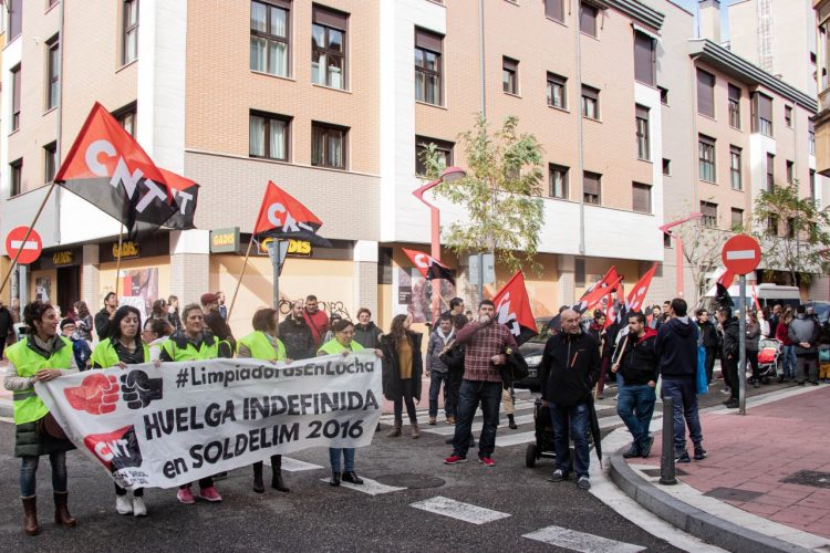 CNT se manifiesta en las Delicias en favor las limpiadoras en huelga de SOLDELIM 2016
