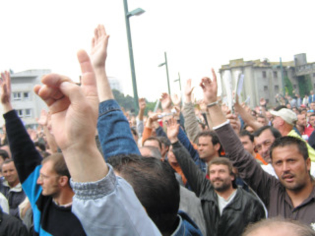 Los trabajadores de Vigo en una asamblea multitudinaria deciden seguir con la Huelga
