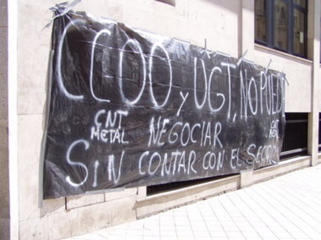 Pancarta en la fachada de CCOO