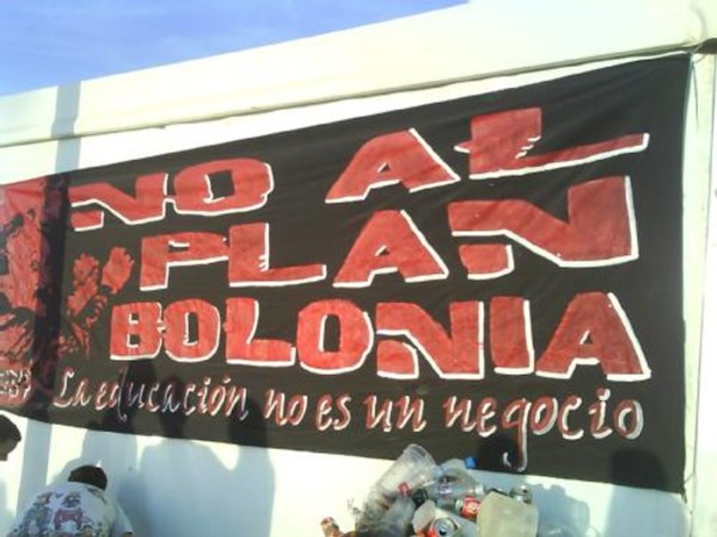 Las pancartas reivindicativas estuvieron presentes en toda la carpa