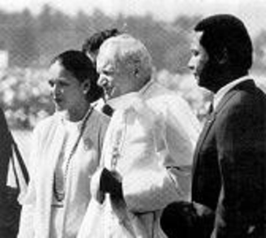 El hijo de Duvalier, el sanguinartio Baby Doc, con su amigo Juan Pablo II
