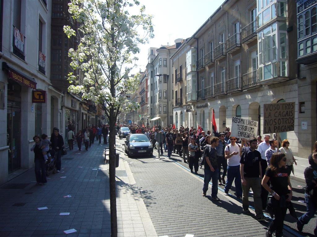 Un amplio piquete de la CNT recorre el centro de la ciudad hacia el ECYL de Poniente