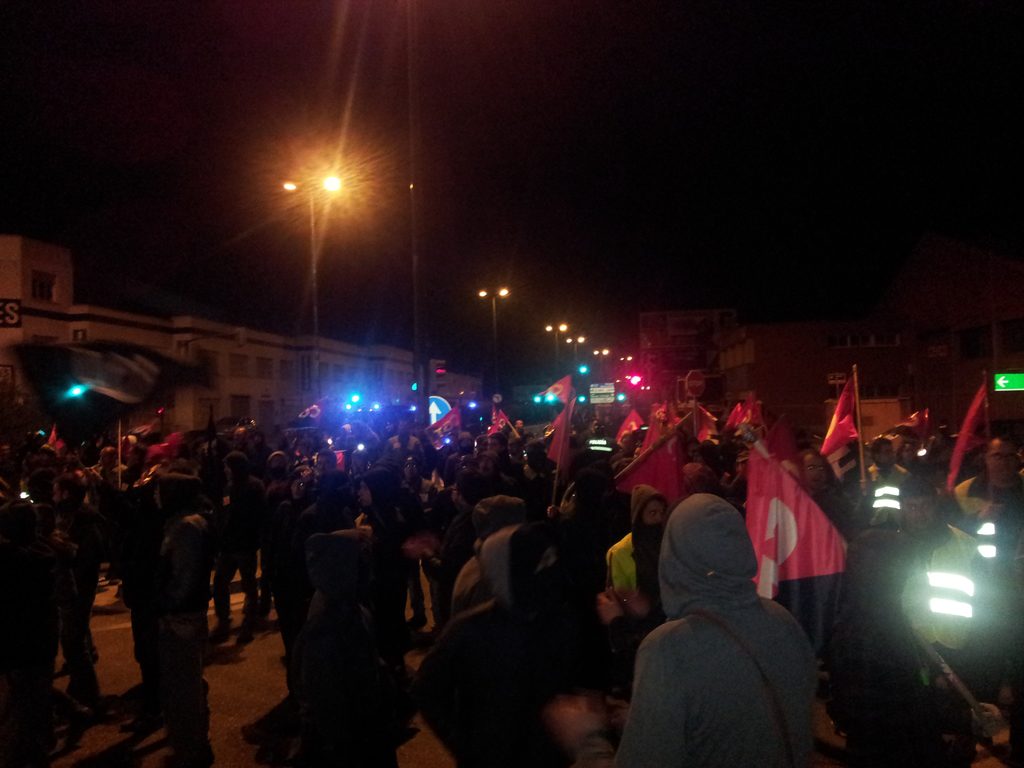 Momento en el que los piquetes de CNT y CGT se juntaron paralizando por momentos la salida de los autobuses de AUVASA